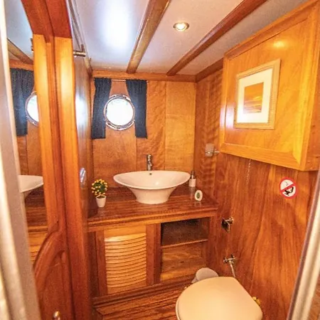 Hka Neta Yachting Hotel na wodzie *