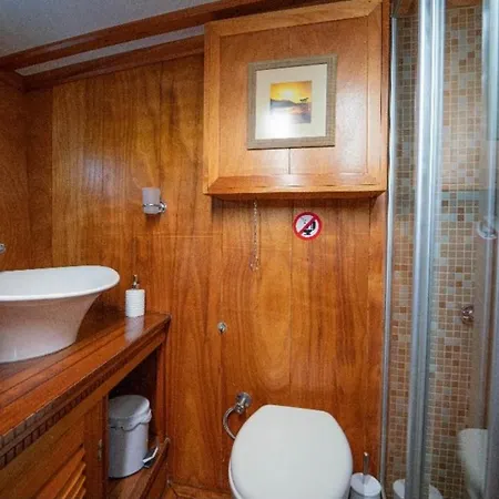 Hka Neta Yachting Hotel na wodzie